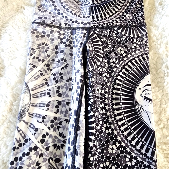🌟🌜🌚🌛🌟Niyama Sol Luna black ⚫️ and white barefoot leggings XS BNWOT ✨️ - Picture 10 of 14